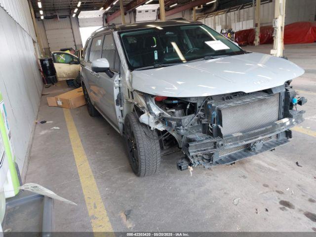  Salvage Kia Carnival