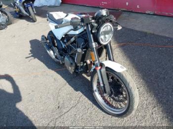  Salvage Husqvarna Vitpilen 401 Svartpilen 4