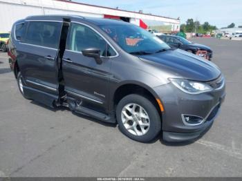  Salvage Chrysler Pacifica