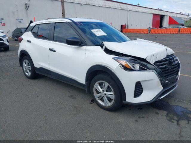  Salvage Nissan Kicks