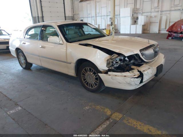  Salvage Lincoln Towncar