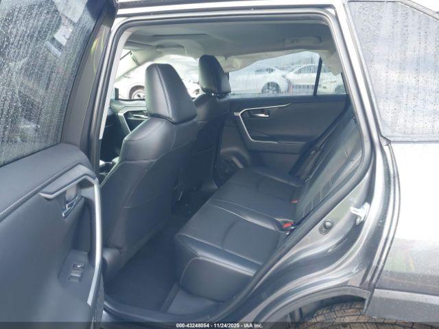 Toyota RAV4 Limited Image 8