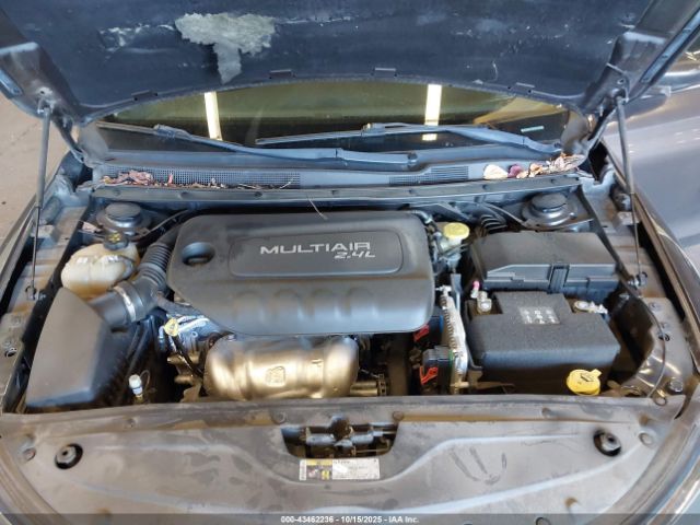 Chrysler 200 Limited Image 10