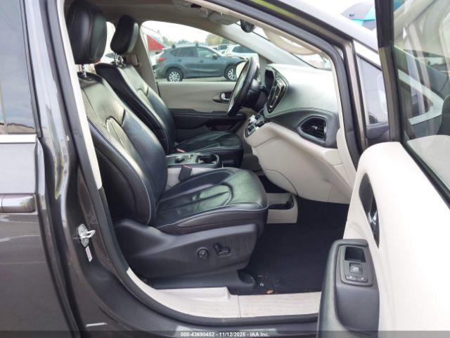 Chrysler Pacifica Limited Image 14