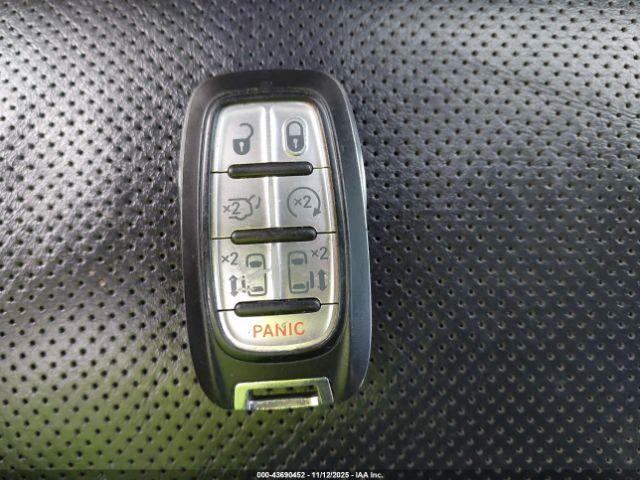 Chrysler Pacifica Limited Image 9