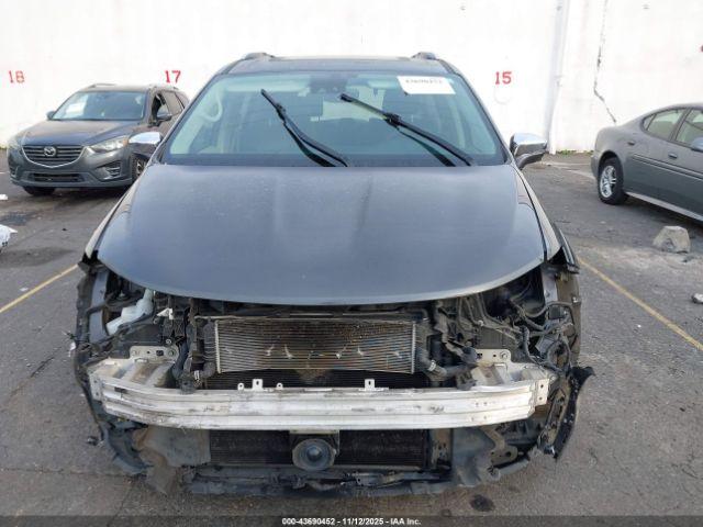 Chrysler Pacifica Limited Image 11