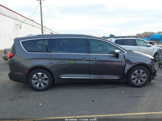 Chrysler Pacifica Limited Image 10