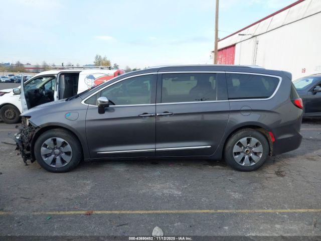 Chrysler Pacifica Limited Image 13