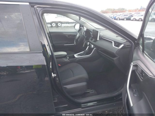 Toyota RAV4 Le Image 4