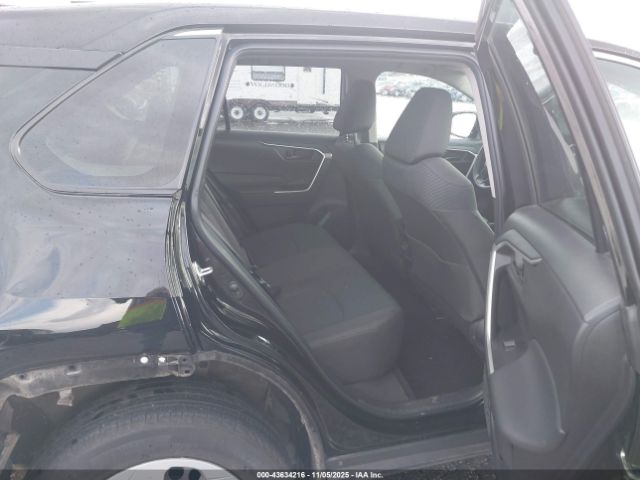 Toyota RAV4 Le Image 9