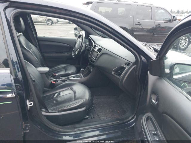 Chrysler 200 Limited Image 2