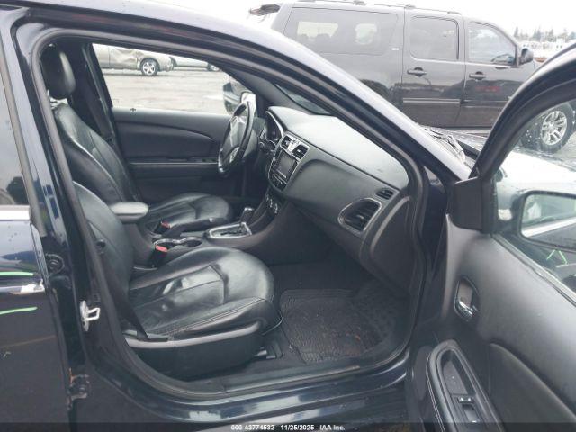 Chrysler 200 Limited Image 2