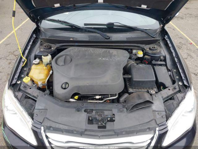 Chrysler 200 Limited Image 11