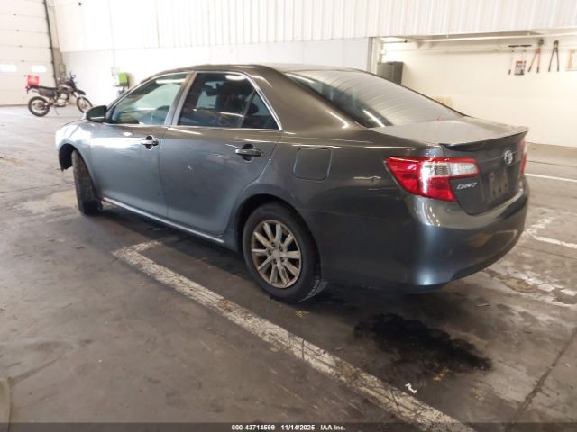 Toyota Camry Le Image 4
