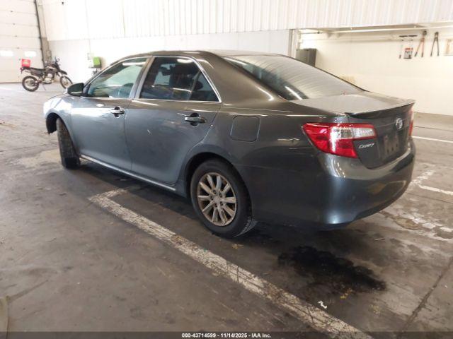 Toyota Camry Le Image 4