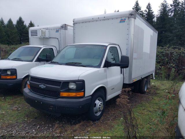 Chevrolet Express 4500 Image 2