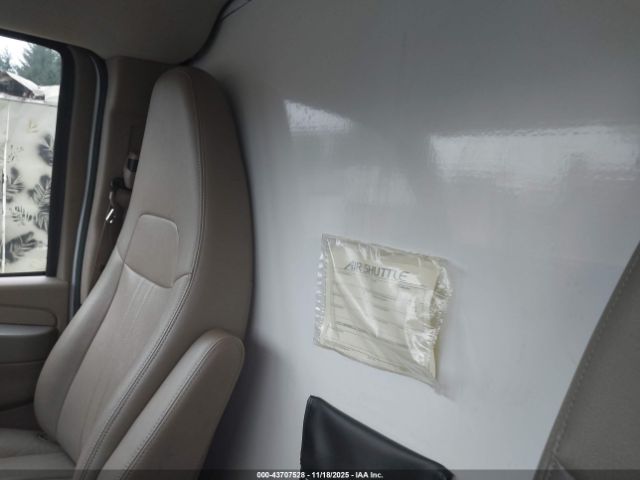 Chevrolet Express 4500 Image 5