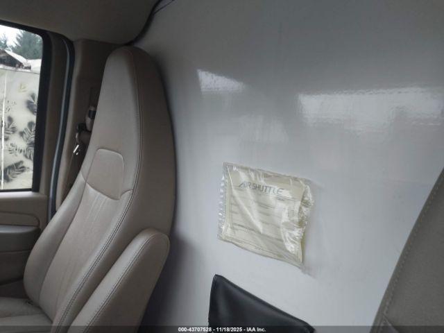 Chevrolet Express 4500 Image 5