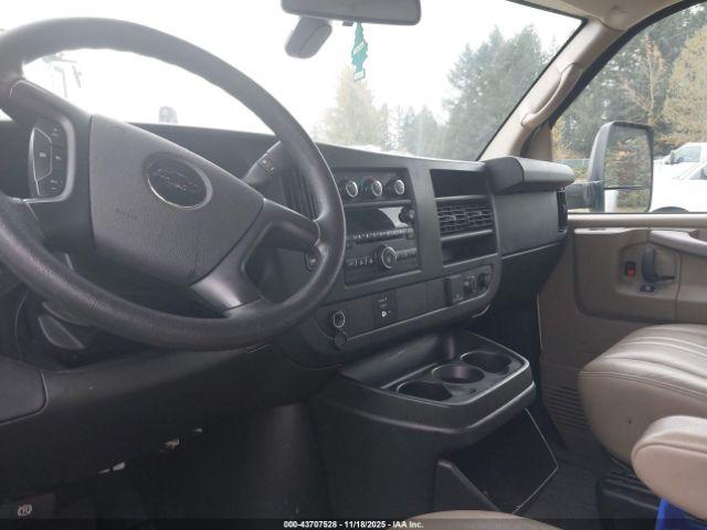 Chevrolet Express 4500 Image 10