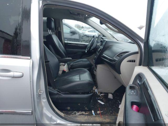 Chrysler Town & Country Touring Image 10