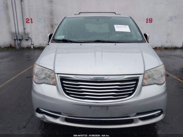 Chrysler Town & Country Touring Image 7