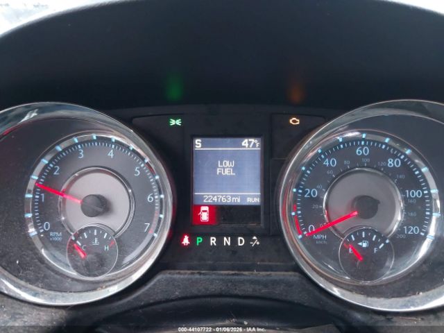 Chrysler Town & Country Touring Image 8