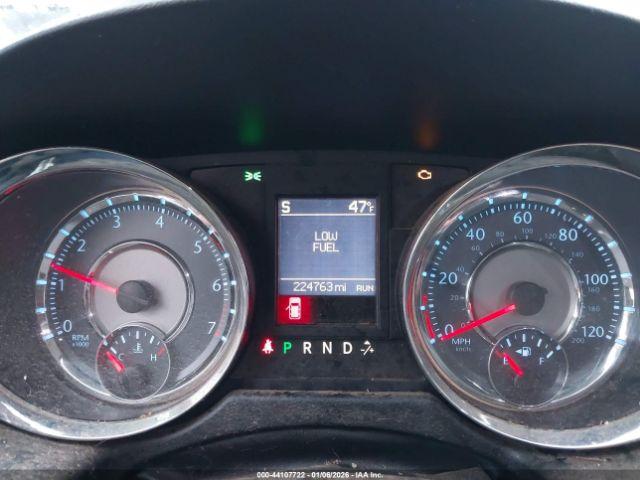 Chrysler Town & Country Touring Image 8