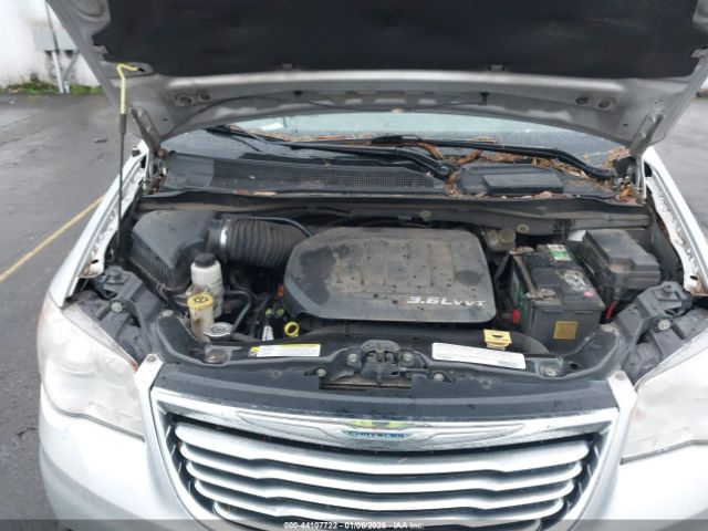 Chrysler Town & Country Touring Image 6