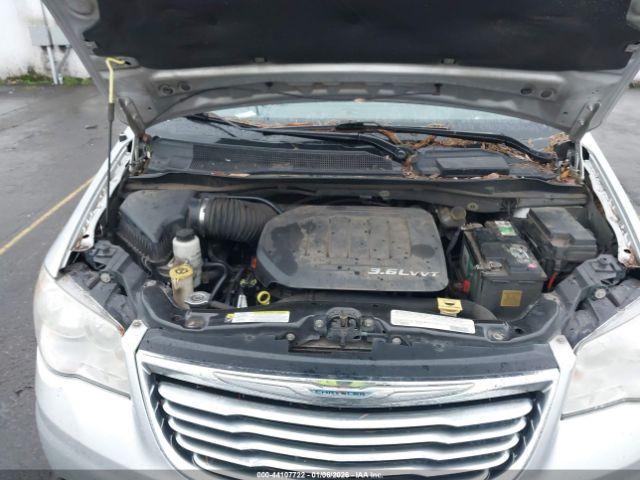 Chrysler Town & Country Touring Image 6