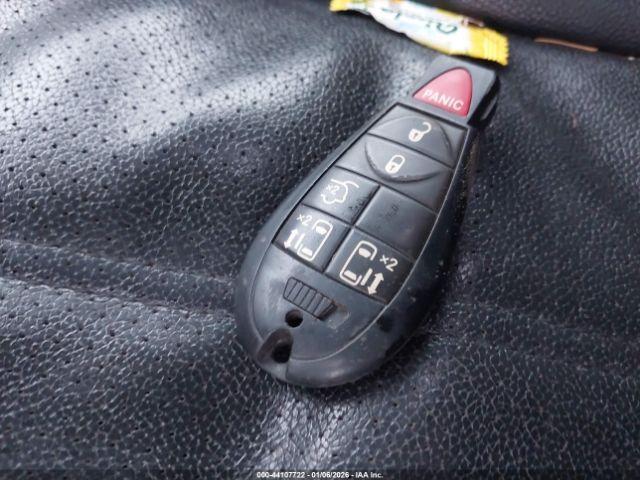 Chrysler Town & Country Touring Image 11