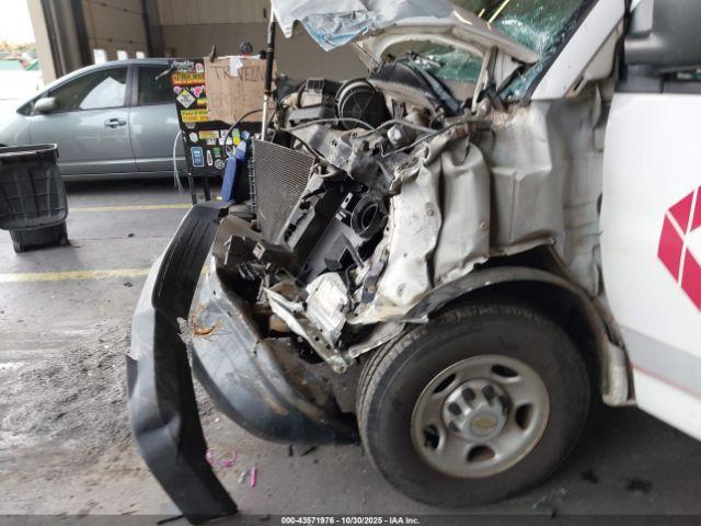 Chevrolet Express Image 16