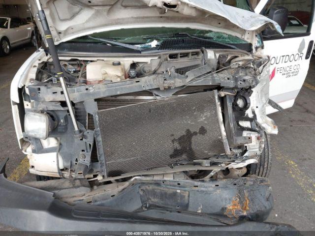 Chevrolet Express Image 3